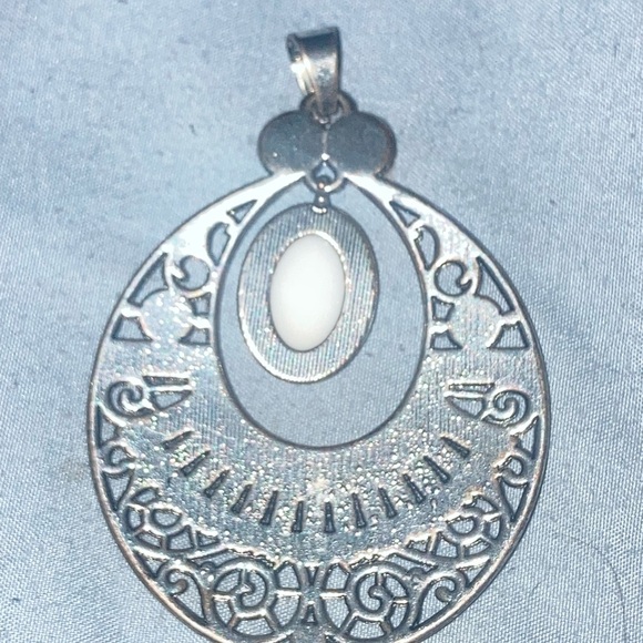 Vintage  White and Silver Filigree Pendant - Picture 3 of 4